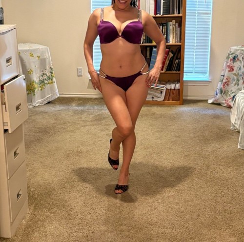 Dallas BodyRubs Offered By (214)916-0844 | Bodyrubs (214)916-0844 is Latinoand offers nuru massages, asian massage, bodyrubs in Dallas and available for both on rubrankings Hello. My name is Selena. I am an exotic, passionate lady. I like to be as much myself as possible, a genuine, passionate companion, not a plastic doll. I love being with gentlemen who are as interested in my mind and personality as they are in my physical appearance. I provide a natural and erotic experience that I promise will leave you feeling fullfilled. I always give 100% of myself to deliver an engaging, compassionate and invigorating encounter. Our time will be unrushed, where you can be yourself, relax and live out some fun fantasies. I prefer classy, well-educated gentlemen who enjoy exploring my passionate side. I am open minded and always looking to experience new things.