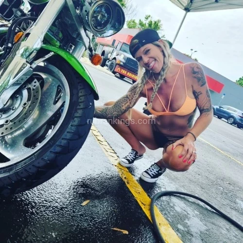 (352)801-1501 is Caucasianand offers nuru massages, asian massage, bodyrubs in Orlando and available for incall on rubrankings For erotic fun massages only...text for an appointment or check my social media you wont be sorry!!