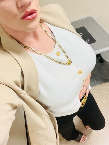 (502)202-4131 is Caucasianand offers nuru massages, asian massage, bodyrubs in Louisville and available for incall on rubrankings Our studio has been here for over a decade!  We screen clients and prefer that you've been here before or that you come with someone who's been here before.

Non-VIP rates 80hh 120 hour

Great Location, established studio, well trained staff, fantastic energy, lots of perks for our VIPs
10-6 Mon-Sat  


hot towels, professional products, experienced providers who appreciate your business.

You have high expectations and so do we :-)

Text to set your appointment
let us know when you'd like to come in, length of session and we'll let you know who's available.

Our website is bodyrub.pro

Current Staff:  Dakota, Sage, Delilah and Tara (looking to add additional staff)